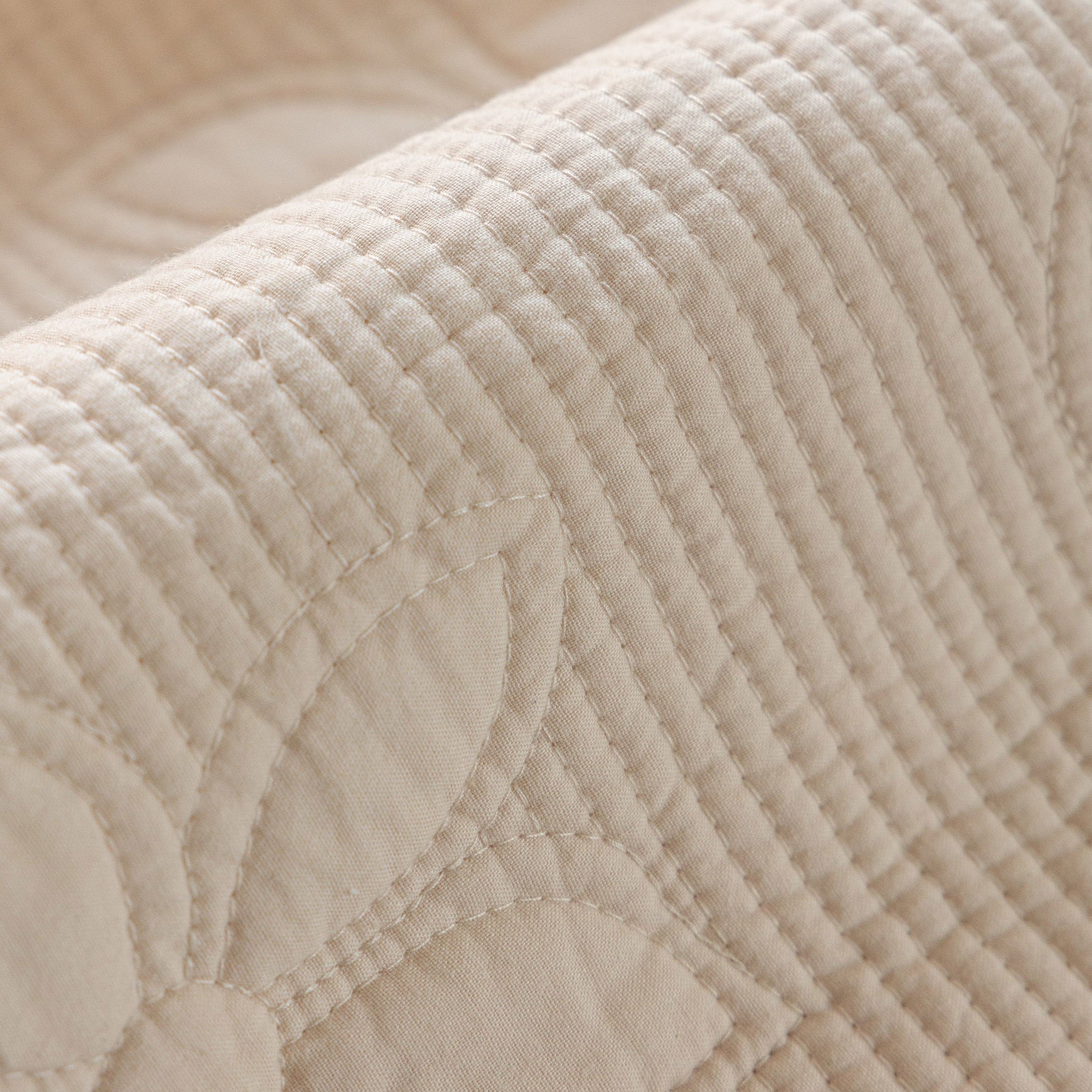Floral Cotton Quilted Sofa Cover, Non-slip Couch Protector With Scalloped Edges