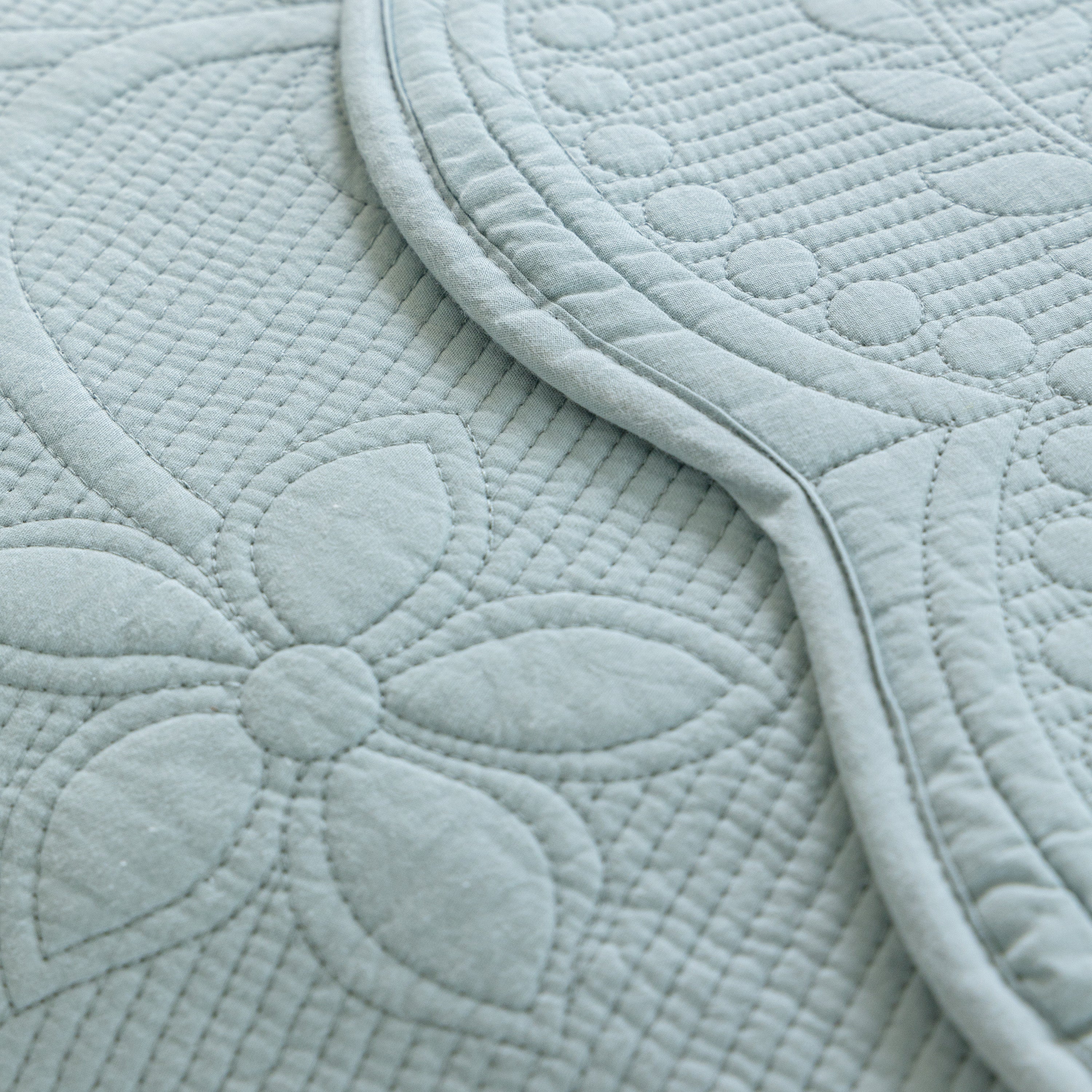 Floral Cotton Quilted Sofa Cover, Non-slip Couch Protector With Scalloped Edges