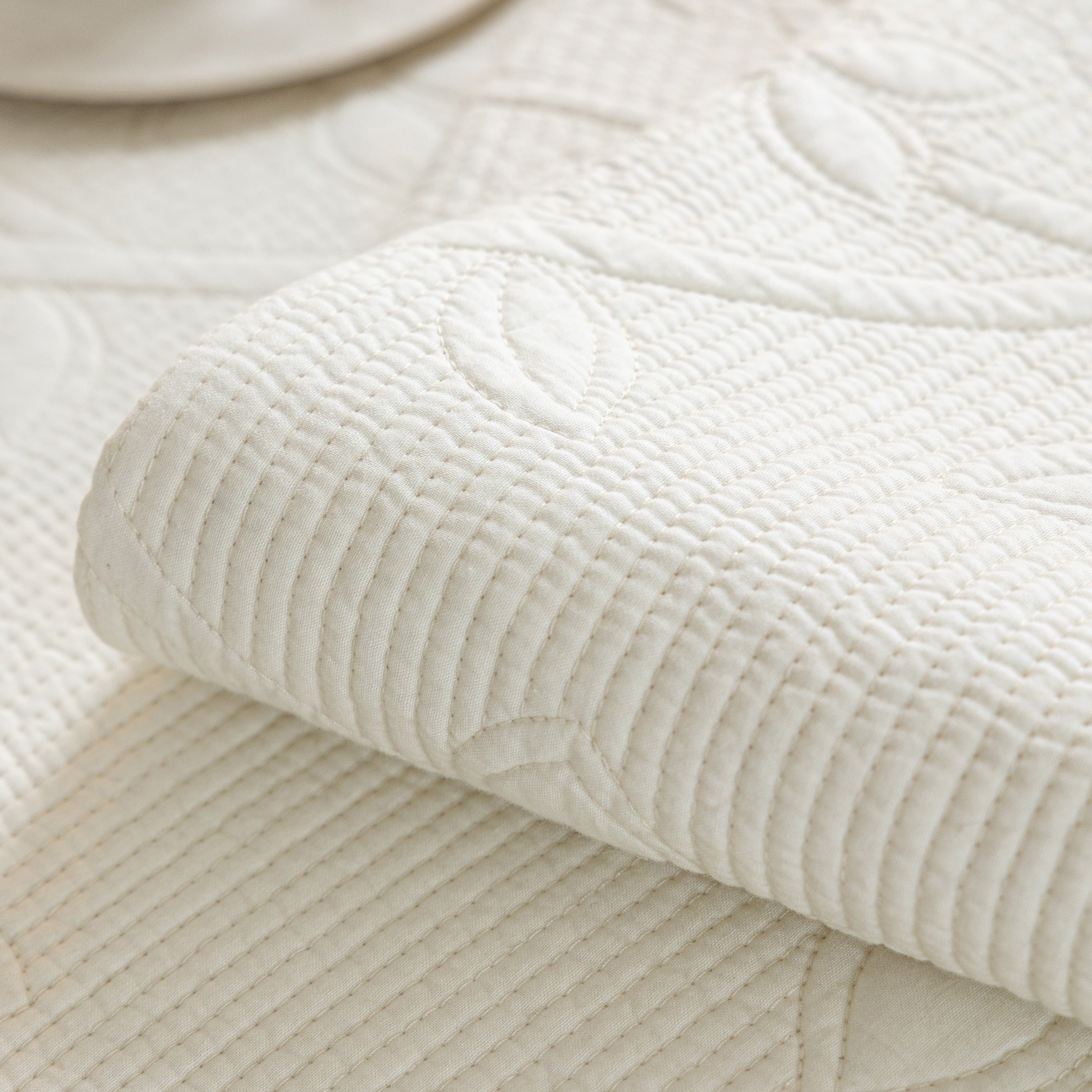 Floral Cotton Quilted Sofa Cover, Non-slip Couch Protector With Scalloped Edges