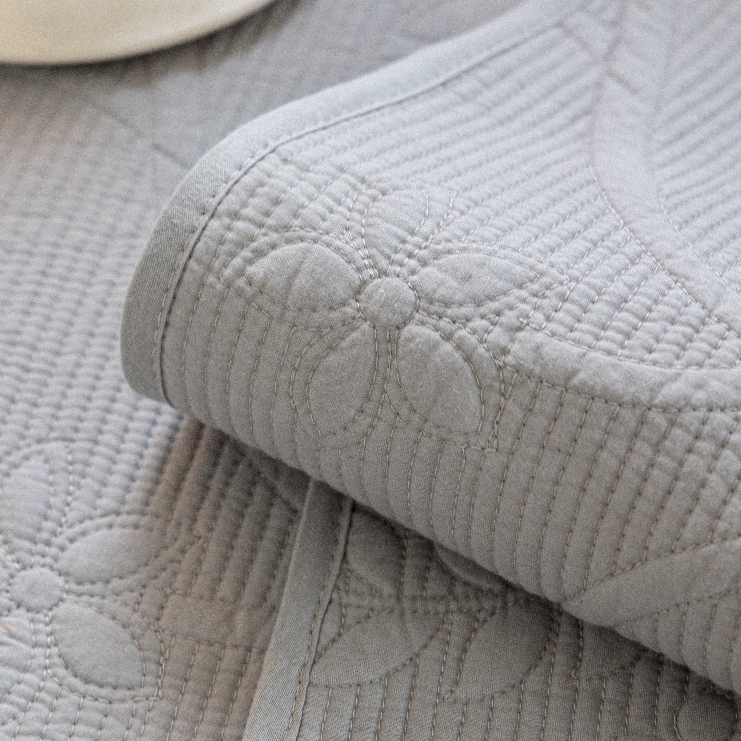 Floral Cotton Quilted Sofa Cover, Non-slip Couch Protector With Scalloped Edges