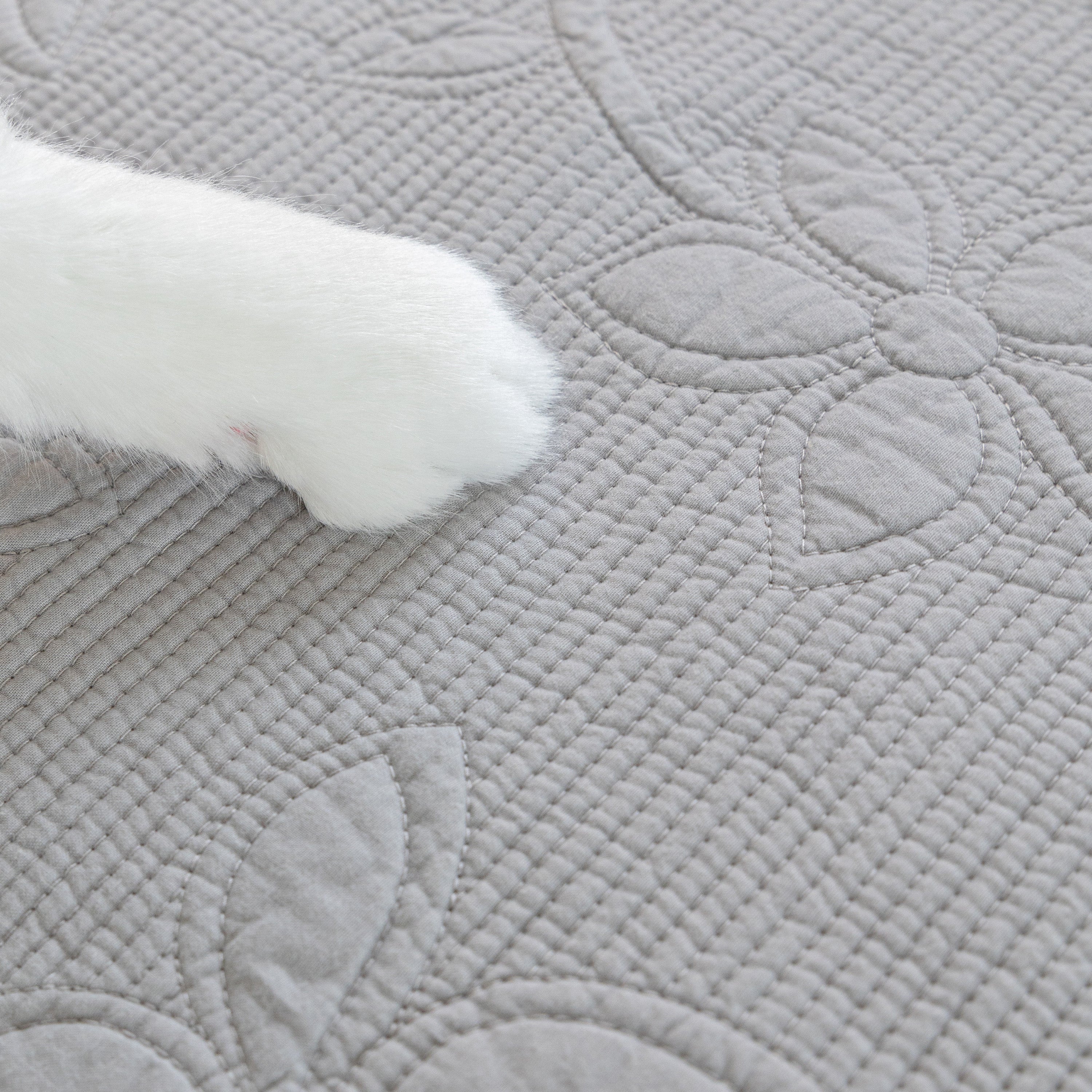 Floral Cotton Quilted Sofa Cover, Non-slip Couch Protector With Scalloped Edges
