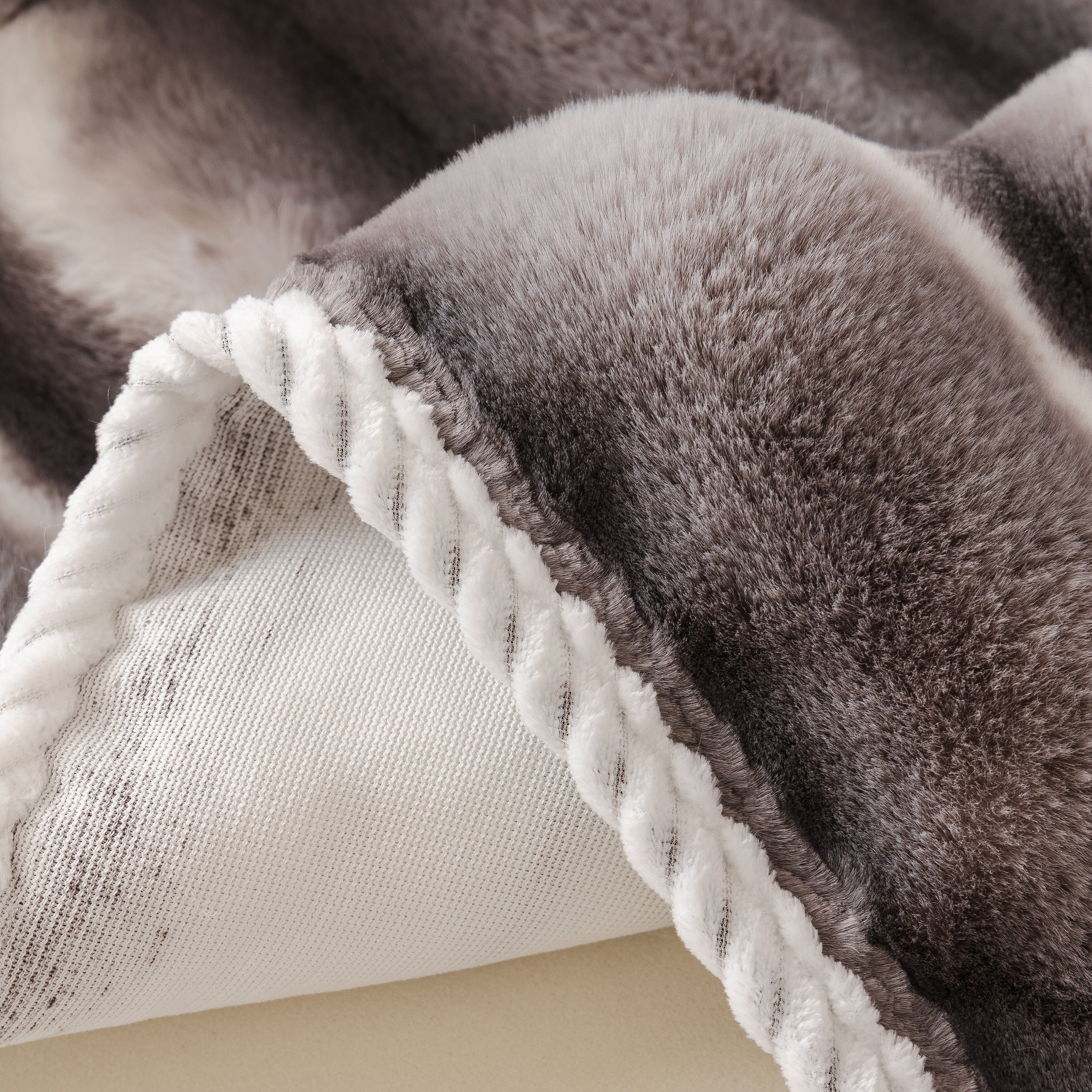 Ultra Soft Faux Fur Couch Cover – Large, Fluffy, And Elegant Sofa Throw Blanket