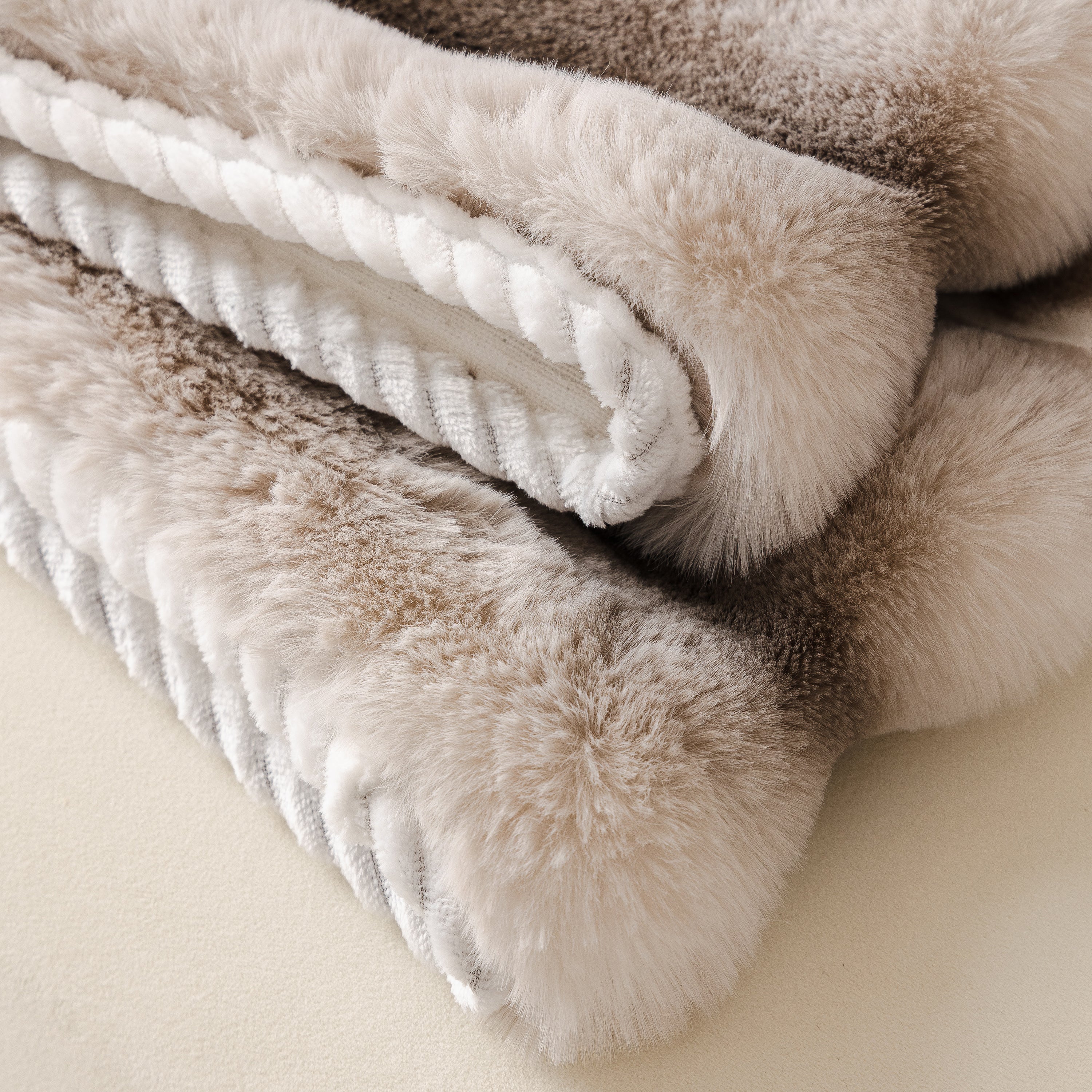 Ultra Soft Faux Fur Couch Cover – Large, Fluffy, And Elegant Sofa Throw Blanket