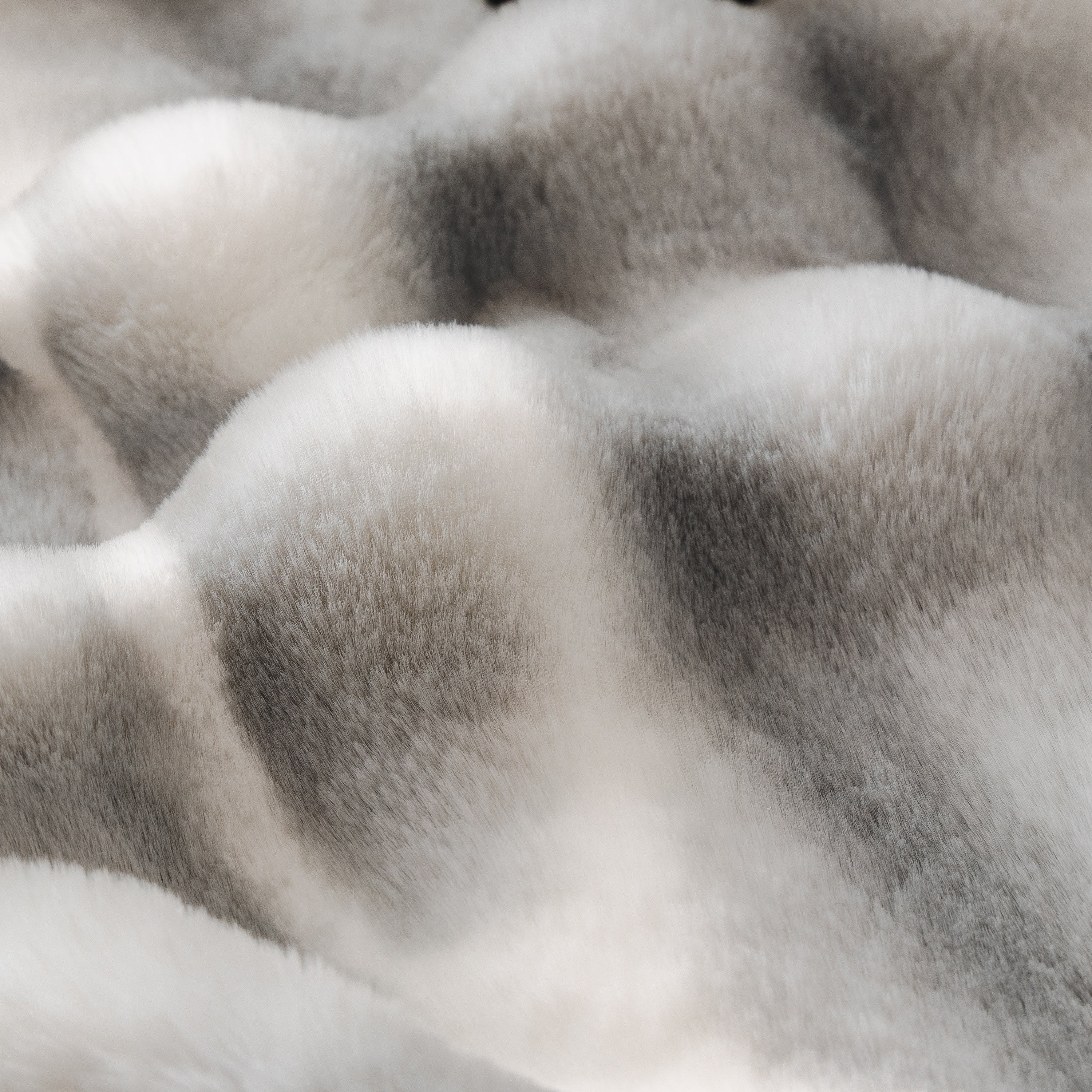 Ultra Soft Faux Fur Couch Cover – Large, Fluffy, And Elegant Sofa Throw Blanket