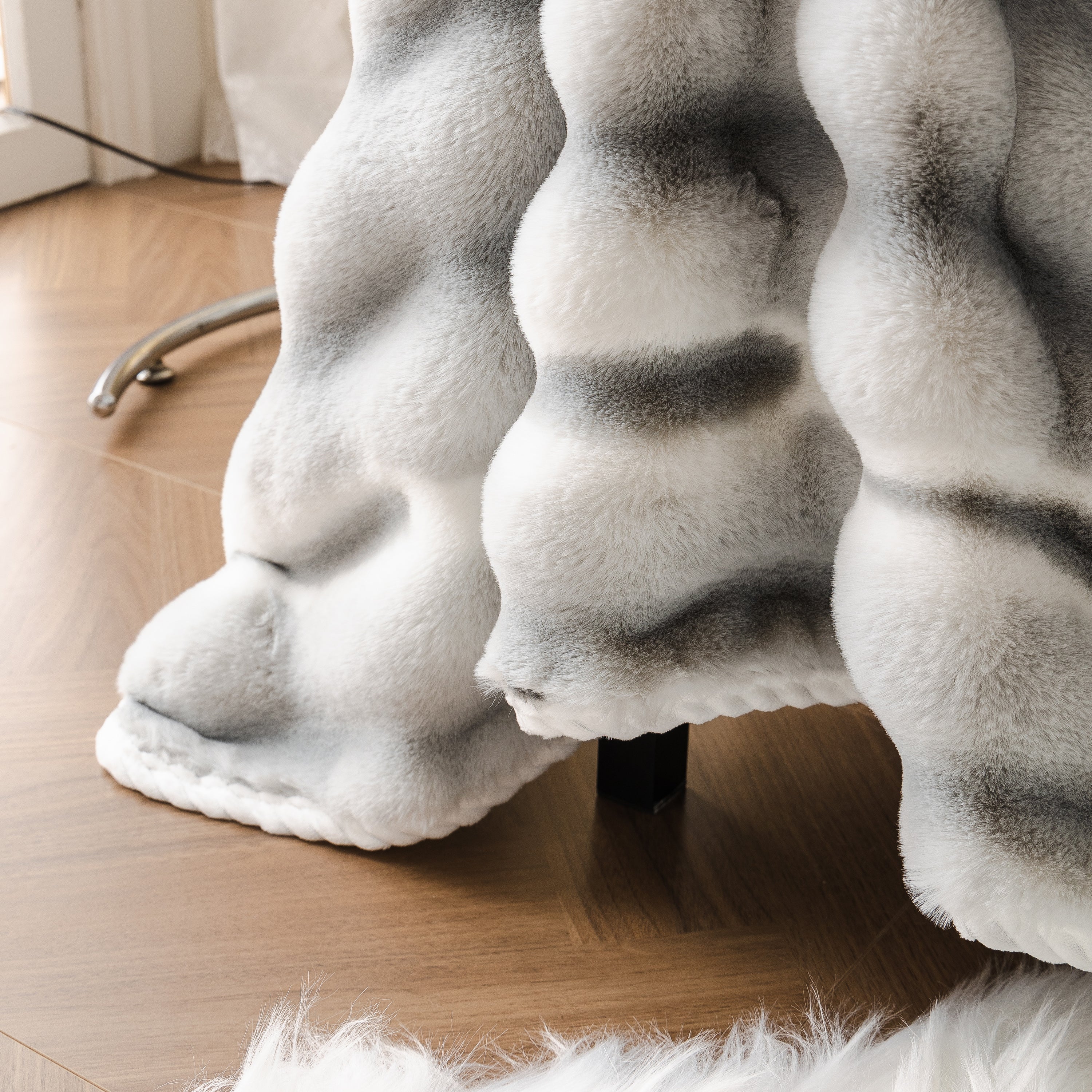 Ultra Soft Faux Fur Couch Cover – Large, Fluffy, And Elegant Sofa Throw Blanket