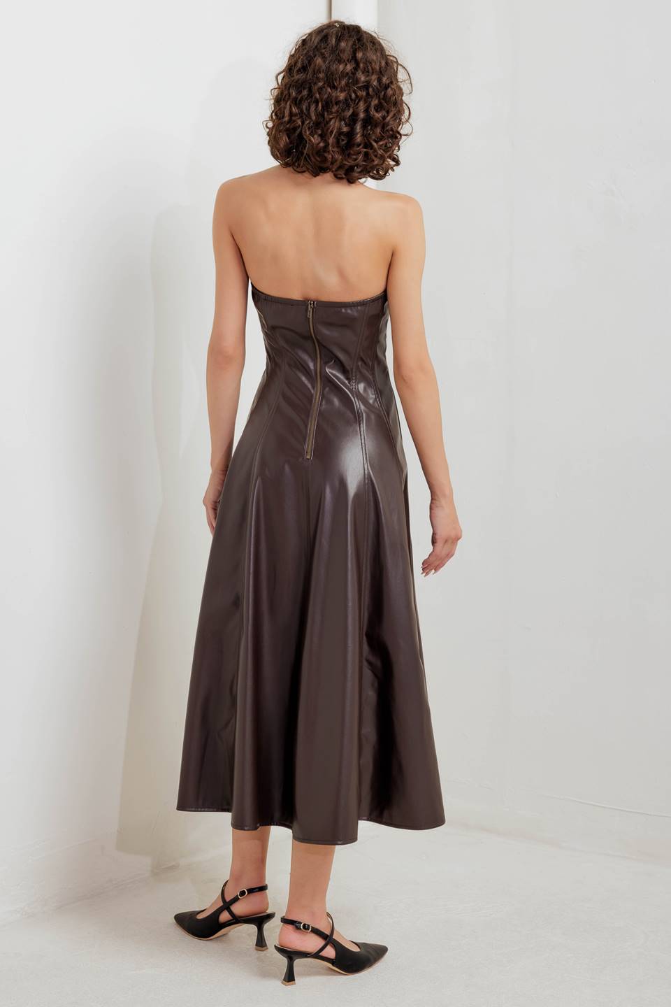 espresso dress midi The perfect espresso brown midi dress + bag combo for dinner with @frejanyc comment DRESS for outfit details!