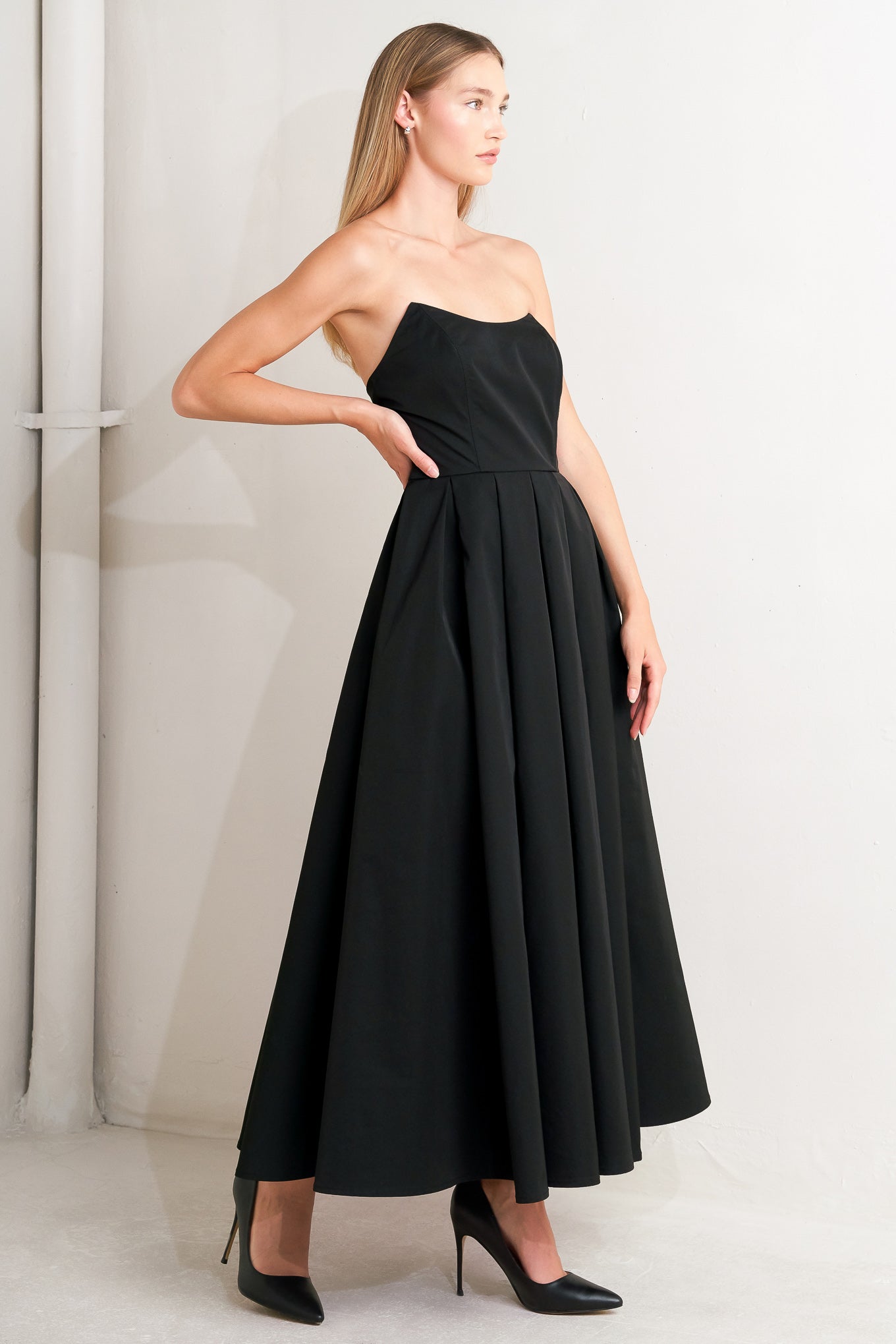 Gala Noir Woven Midi Dress