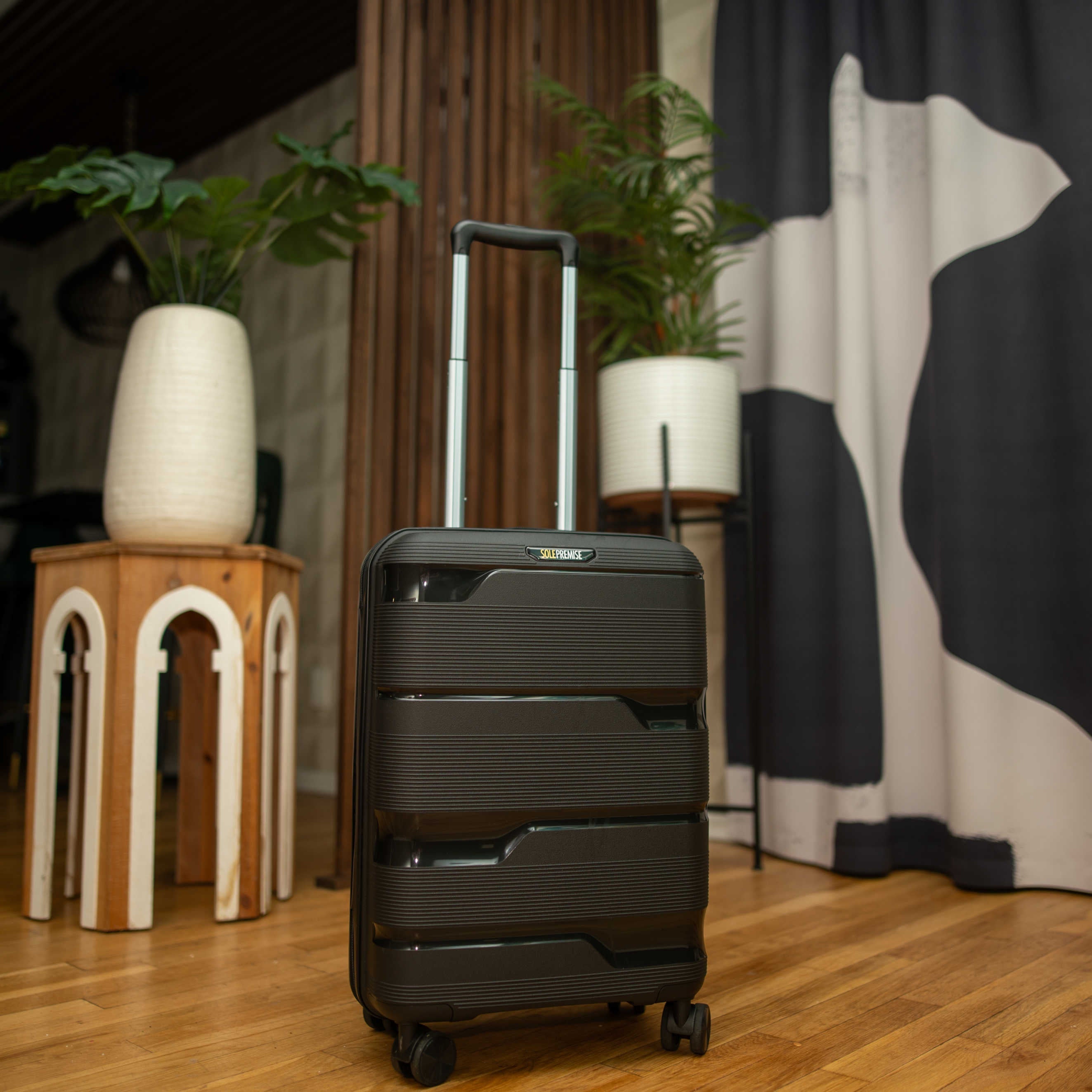 Black Hardcase Roller Luggage Set (28', 24' And 20')