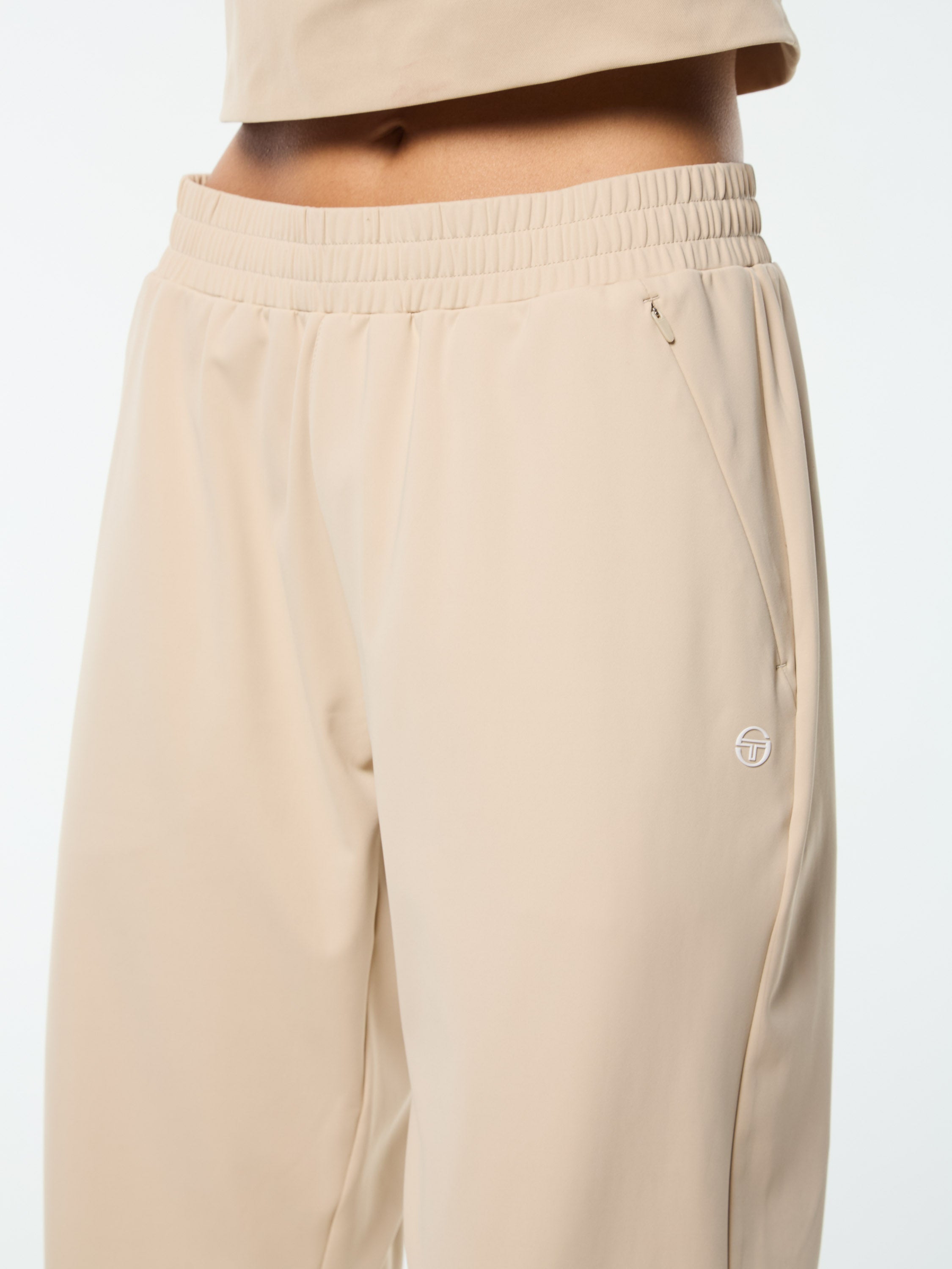 Noemi Pant- Humus