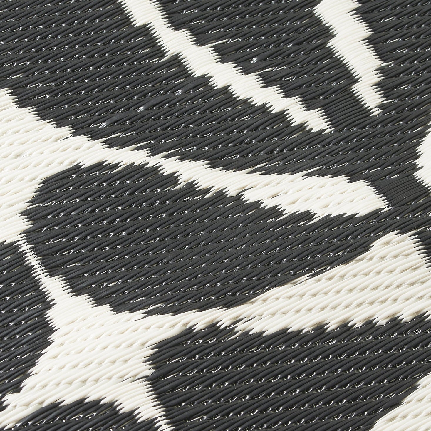 Serowe - Black & White Outdoor Rug For Patio