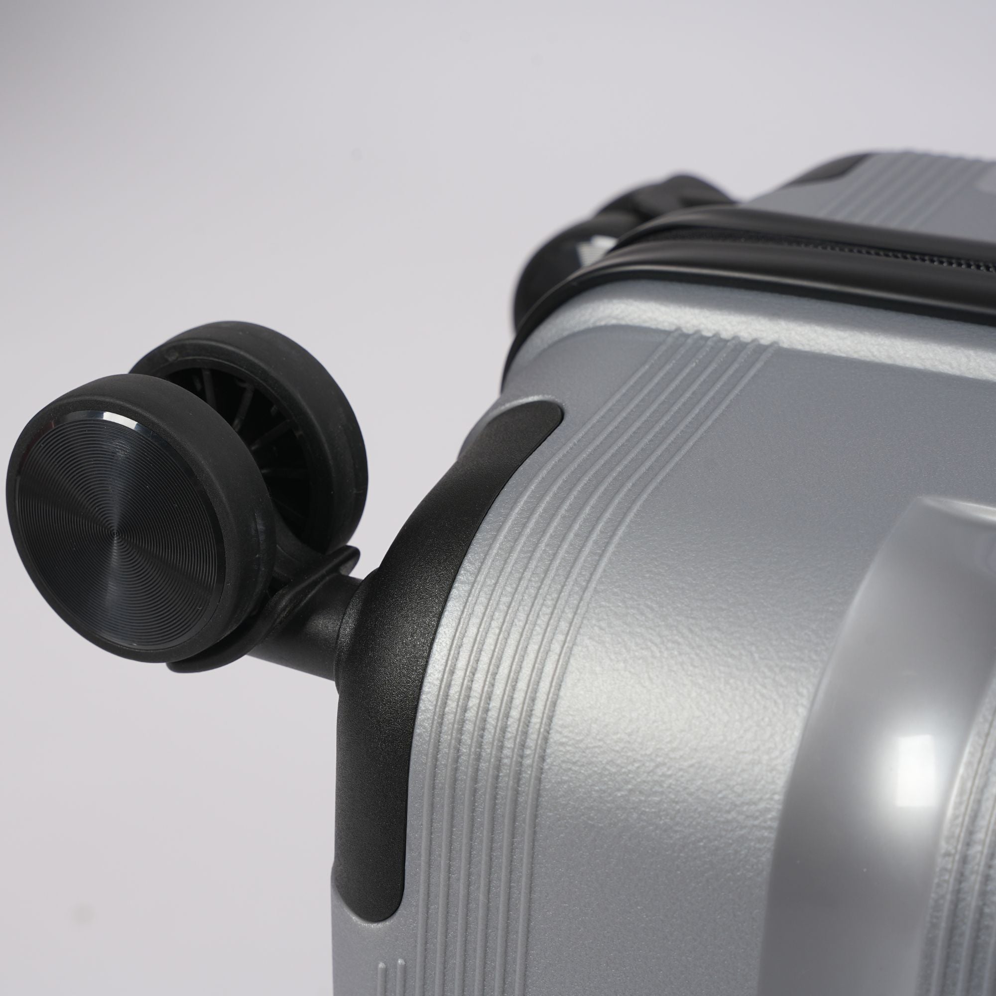 Silver Hardcase Roller Luggage Set (28', 24' And 20')